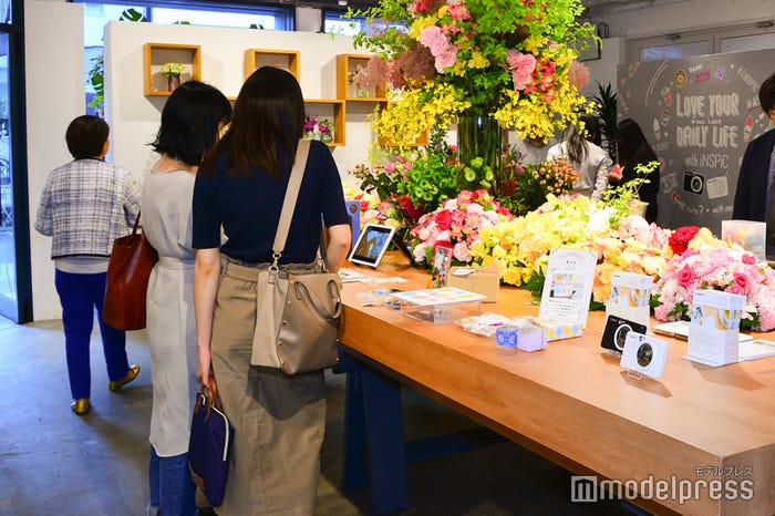 写真プリントのアレンジが並ぶ(C)モデルプレス