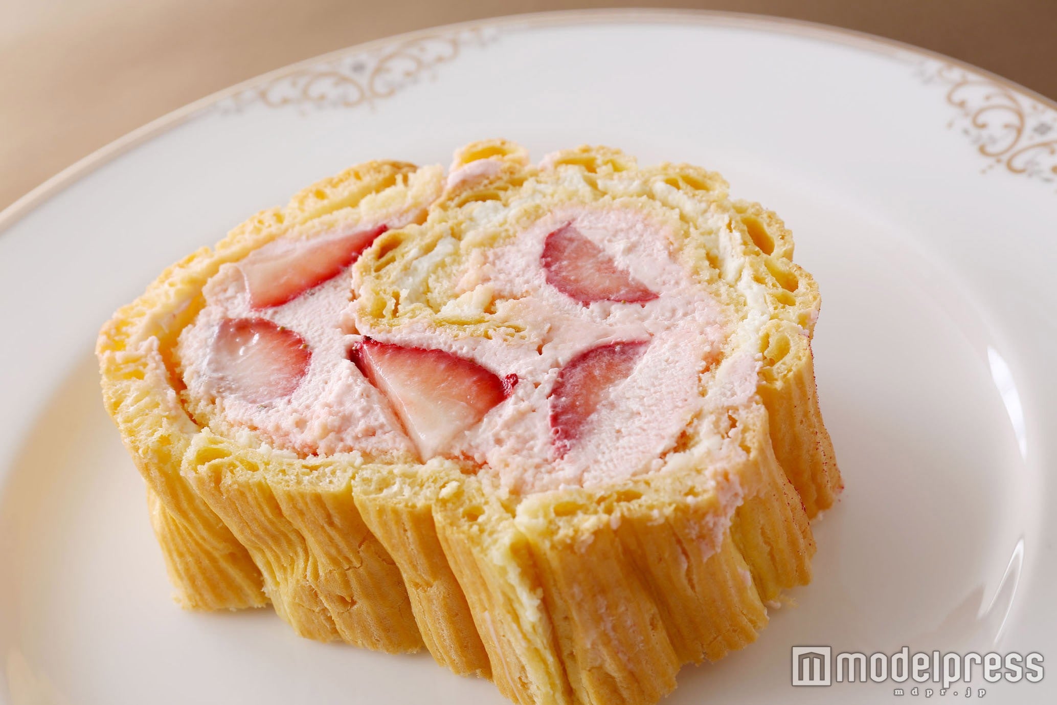 ストロベリーシューロール（画像提供：横浜ベイシェラトン ホテル＆タワーズ）