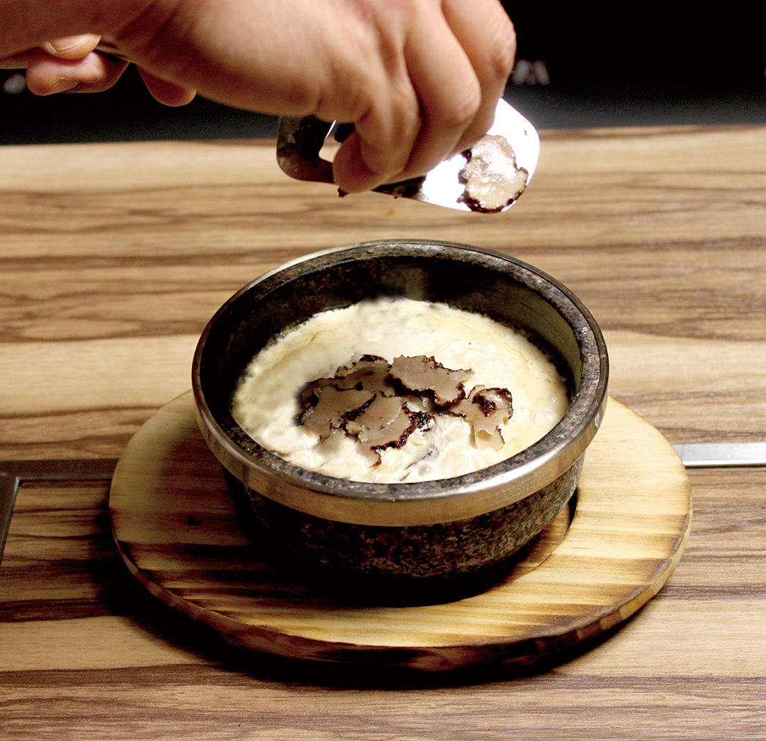 トリュフとポルチーニ香る4種チーズの石焼きのこリゾット1,706円／画像提供：CHEESE CRAFT WORKS