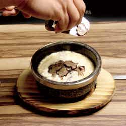 トリュフとポルチーニ香る4種チーズの石焼きのこリゾット1,706円／画像提供：CHEESE CRAFT WORKS