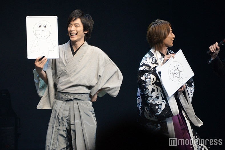 アンパンマンの絵を披露する久保田秀敏、 町田慎吾（C）モデルプレス