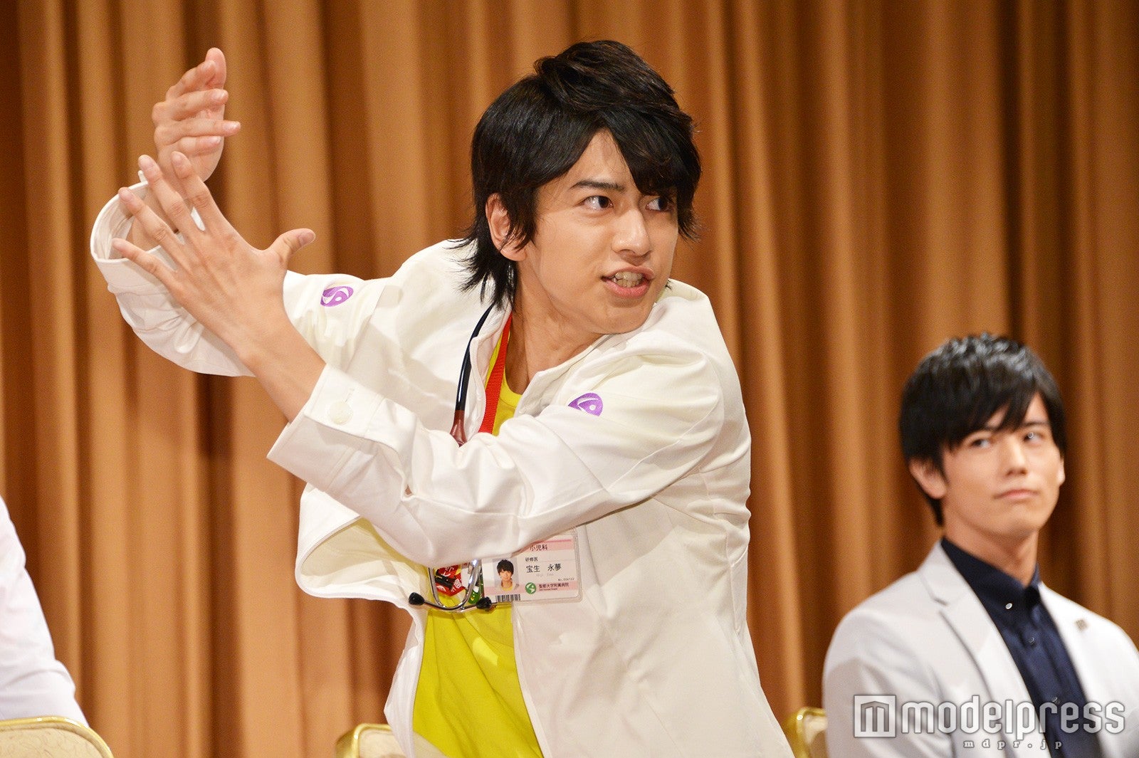 変身ポーズを披露した飯島寛騎（C）モデルプレス