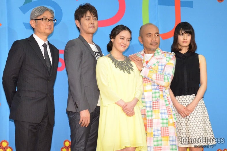 （左から）堤幸彦監督、宅間孝行、貫地谷しほり、竹中直人、橋本愛