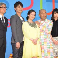 (左から)堤幸彦監督、宅間孝行、貫地谷しほり、竹中直人、橋本愛