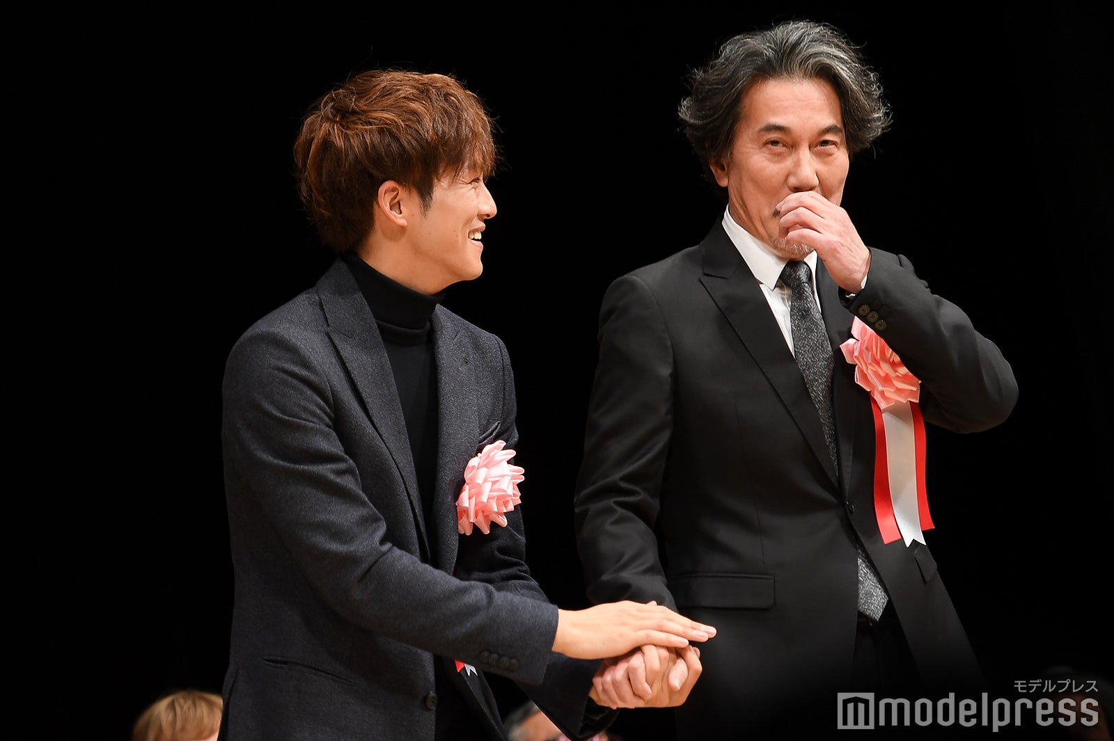 仲良く手をつなぐ松坂桃李＆役所広司 （C）モデルプレス