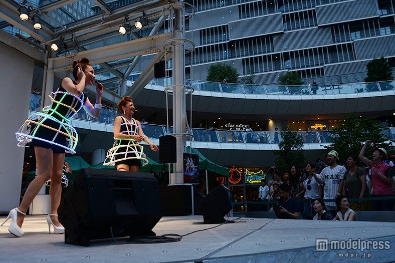 ファンとの交流を楽しむMAX