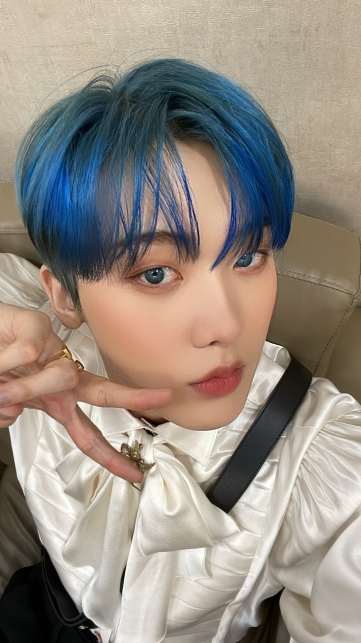 ASTROユンサナ、“青髪×ブルーカラコン”ショットが話題「リアル王子様」「異次元の美しさ」