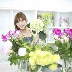 フラワーアレンジメントを体験する押切もえ
