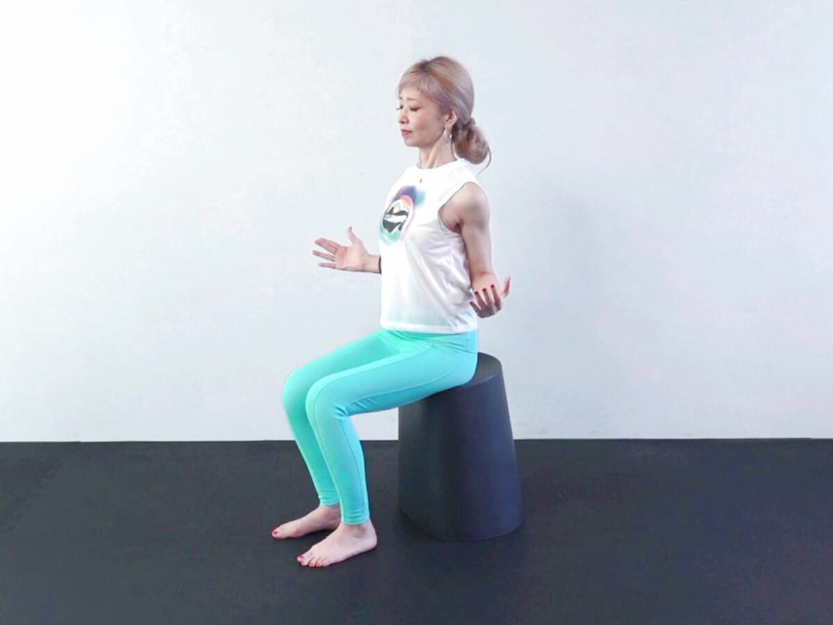 2:吐く息とともに両肘を腰の位置まで下げます