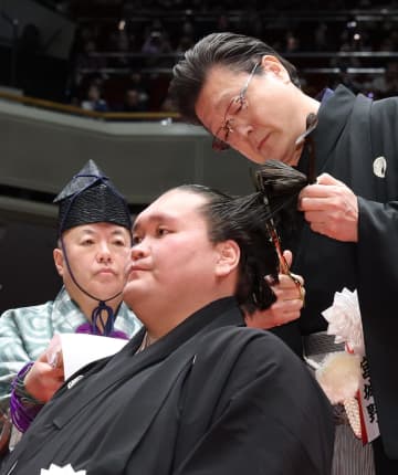 「髪の毛遊ばせちゃう系の髪型！？素敵」断髪式の元照ノ富士、異例の新ヘアに反響「髪の毛ふわふわなんだね」「ワイルド～」「イケメン過ぎ」