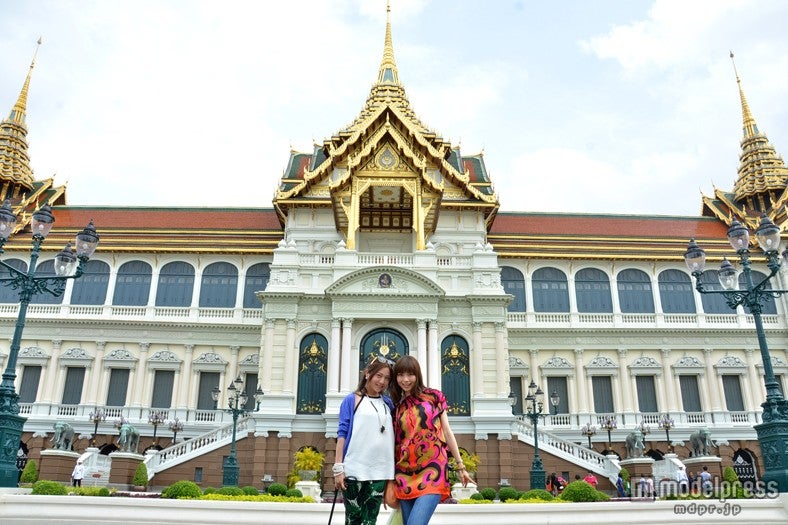 「ワットプラケオ」内「チャックリーマハープラサート宮殿」／モデル：百々さおり、富田千穂