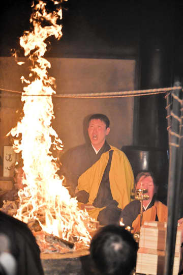広島・堂林「もう負けて得るものない」 10年連続10回目の護摩行で火柱前に鬼気迫る読経90分 「とにかく1軍で」