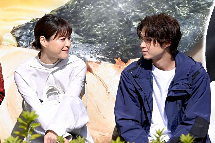 上野樹里、磯村勇斗/「持続可能な恋ですか?~父と娘の結婚行進曲~」第2話より(C)TBS