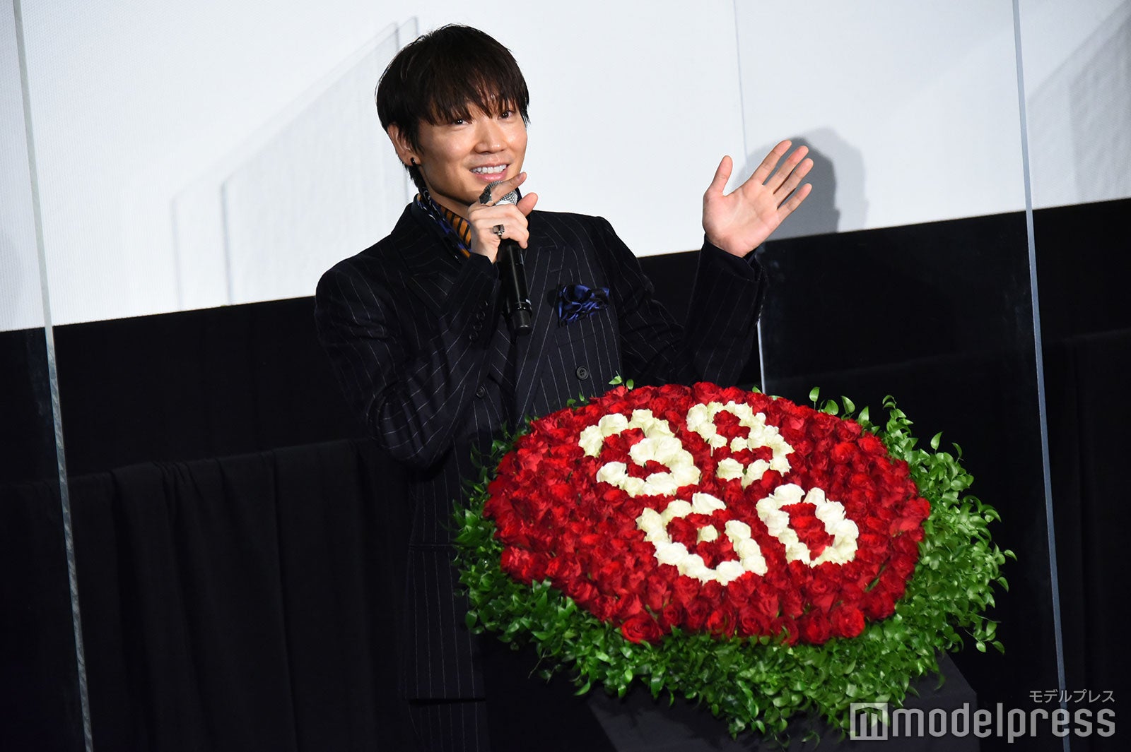 喜ぶ綾野剛（C）モデルプレス