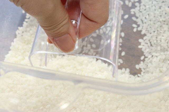 ダイソーのライスカップ2合は四角い形状で容器の底に残ったお米をすくいやすい