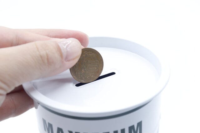 ダイソーのリアルなオイル缶型　貯金箱