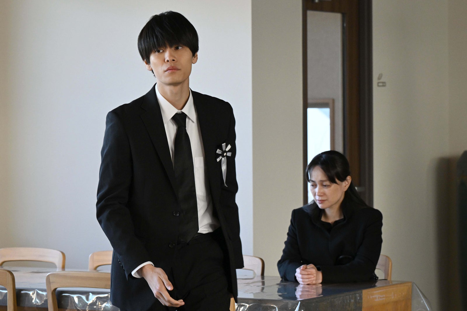 萩原利久、佐伯日菜子「めぐる未来」第3話より（C）読売テレビ