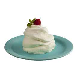 ミルキークリームと苺のシフォンケーキ/画像提供:株式会社 オペレーションファクトリー