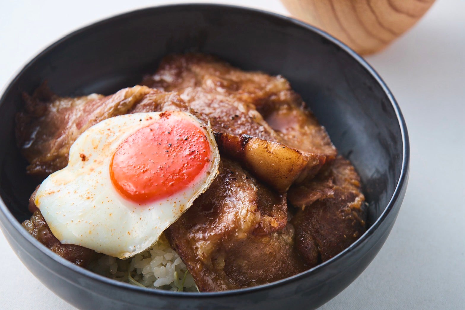 チャーシューエッグ丼1,680円／提供画像