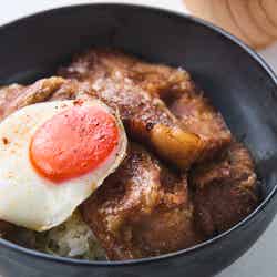 チャーシューエッグ丼1,680円/提供画像