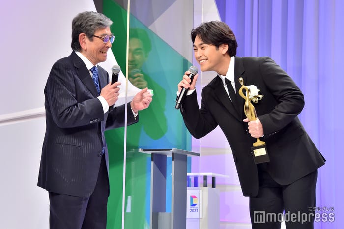 石坂浩二、柳楽優弥(C)モデルプレス