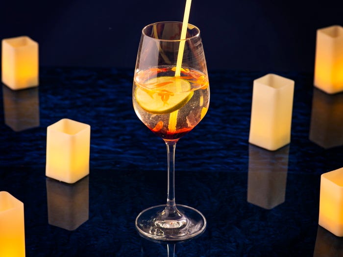 スペシャルカクテル(アップルフレーバーリキュール、アップルブランデー、ソーダ、ライム、ベリーシロップ)¥2,000(C)Disney