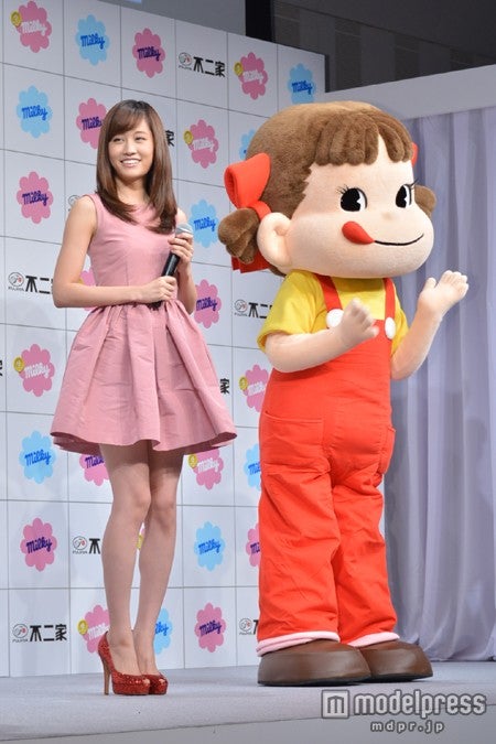 前田敦子（左）とペコちゃん（右）