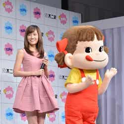 前田敦子(左)とペコちゃん(右)