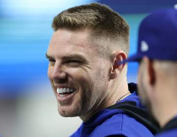 ブレーブス-ドジャース戦 珍事で大ブーイング フリーマンがファウル捕球→二塁への山なり送球がキム・ハソンの左肩直撃 まさかの事態も2人は笑顔でハグ