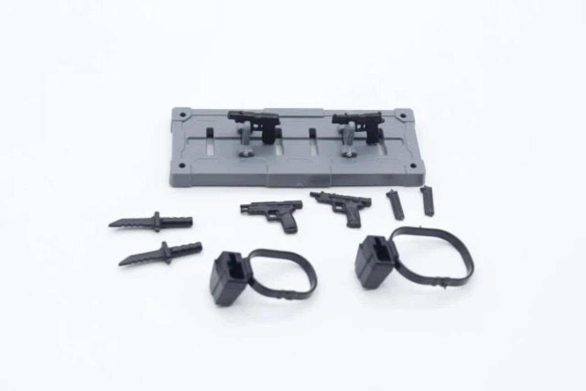 ミニチュアハンドガンの台座ランナーとハンドガン・ナイフ・ホルスターなど全パーツを並べた俯瞰写真 ミニチュアハンドガンの台座ランナーとハンドガン・ナイフ・ホルスターなど全パーツを並べた俯瞰写真