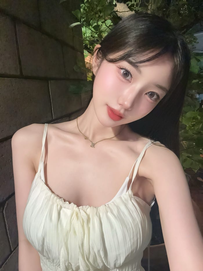 「BARCELONA 桃李」湊ゆなInstagramより