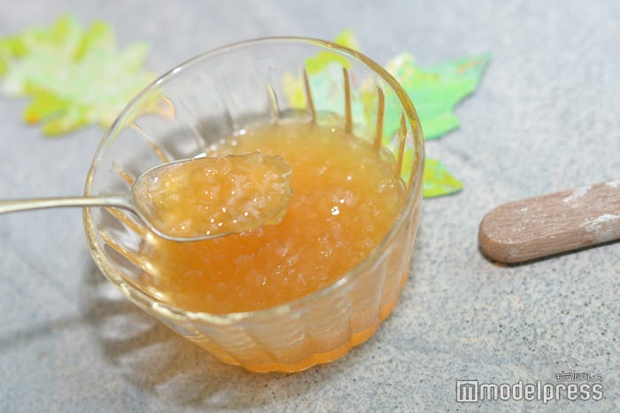 キラキラと輝くペアーコンポート (C)モデルプレス