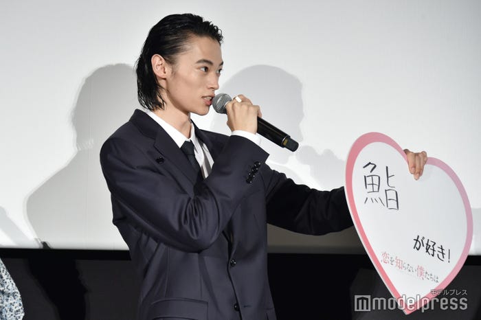 鮨好きをアピールする窪塚愛流(C)モデルプレス