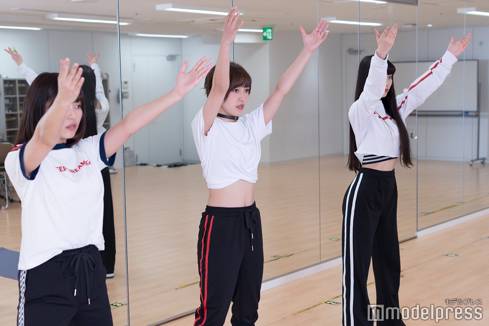 胸が落ちないようにしっかり手を上げ… （C）モデルプレス