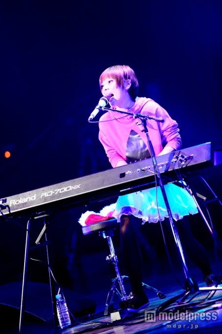 ライブイベント「unBORDE Xmas PARTY」に登場した近藤夏子／all photo by 橋本塁