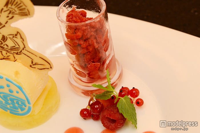 「“ディズニー夏祭り”デザートセット」/赤い果実のグラニテ