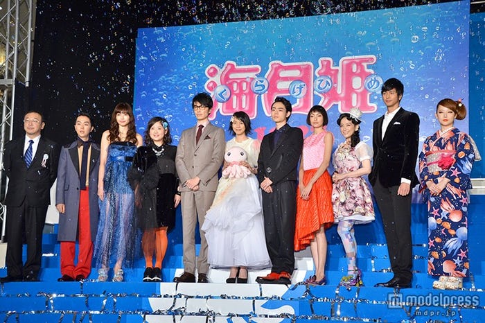 映画「海月姫」ワールドプレミア(左から)川村泰祐監督、前山田健一、片瀬那奈、馬場園梓(アジアン)、長谷川博己、能年玲奈、菅田将暉、太田莉菜、篠原ともえ、速水もこみち、東村アキコ氏(原作者)