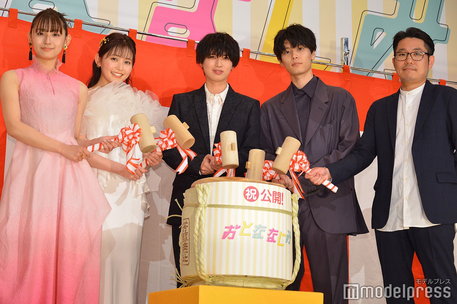 （左から）浅川梨奈、久間田琳加、井上瑞稀、萩原利久、高橋洋人監督（C）モデルプレス