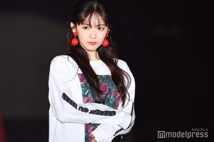 ロングヘアの鈴木愛理(C)モデルプレス