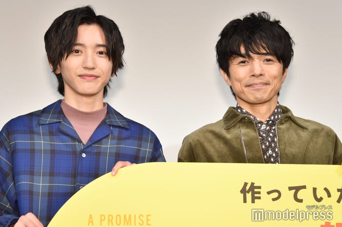 親子役を演じた道枝駿佑&井ノ原快彦(C)モデルプレス