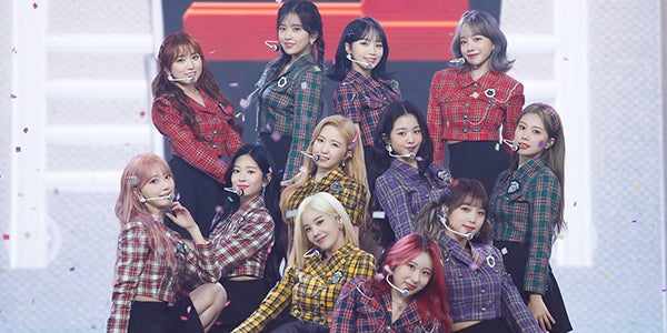 IZ*ONE宮脇咲良がピンクロングヘア、ウンビ＆本田仁美は金髪に KCONで