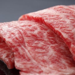融点21.3℃という驚異の口どけ! 牧場が開いた、ジューシーすぎる「漢方和牛」の焼肉店『三代目関村』