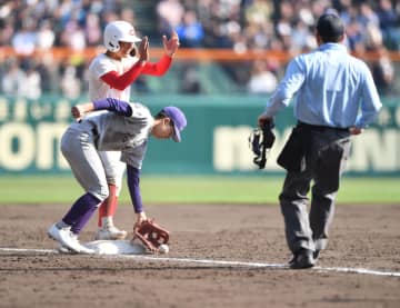 智弁学園・八木が絶妙バントで追加点演出 三塁線へ切れそうで切れず 解説者「運としか言いようがないですね」