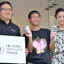 （左から）ソフトバンクモバイル代表取締役副社長・宮内謙氏、ソフトバンク新iPhone第一購入者、上戸彩