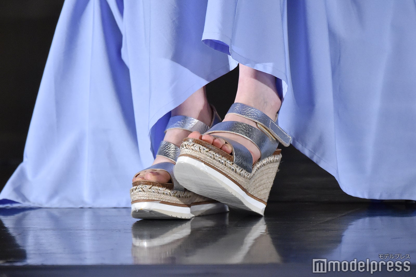 生田絵梨花の足元（C）モデルプレス