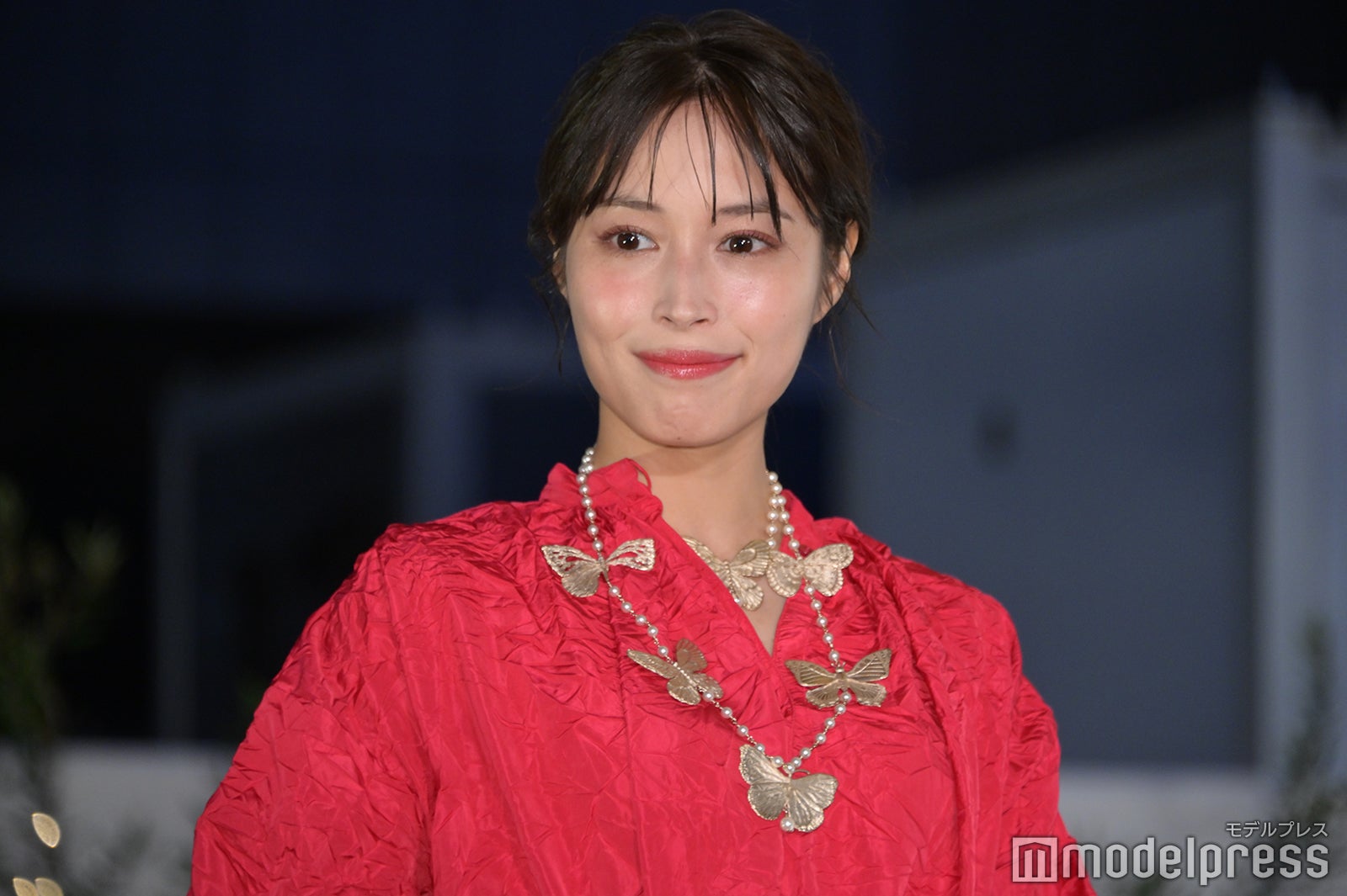 広瀬アリス、赤ドレスで華やかに登場 エレガントな魅力放つ＜ディオールホリデーポップアップ＞