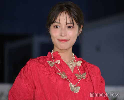 広瀬アリス、赤ドレスで華やかに登場 エレガントな魅力放つ<ディオールホリデーポップアップ>