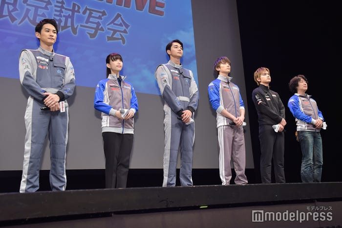 (左から)町田啓太、森川葵、東出昌大、新田真剣佑、北村匠海、羽住英一郎監督(C)モデルプレス