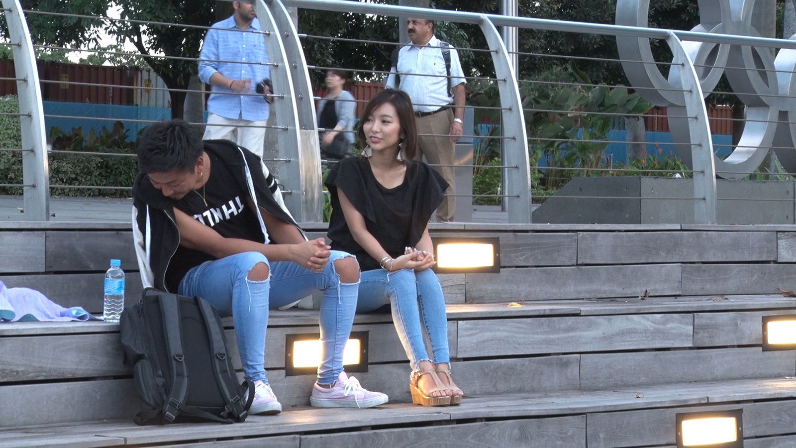 カンペを確認しながら告白に臨む社長／「あいのり：Asian Journey」第22話より（C）フジテレビ