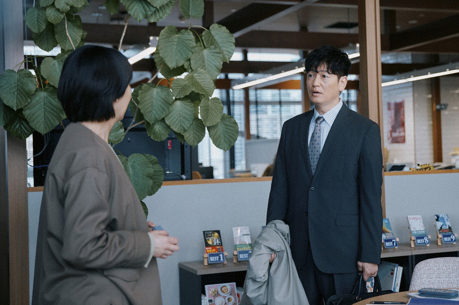 松たか子、井浦新「スロウトレイン」（C）TBS